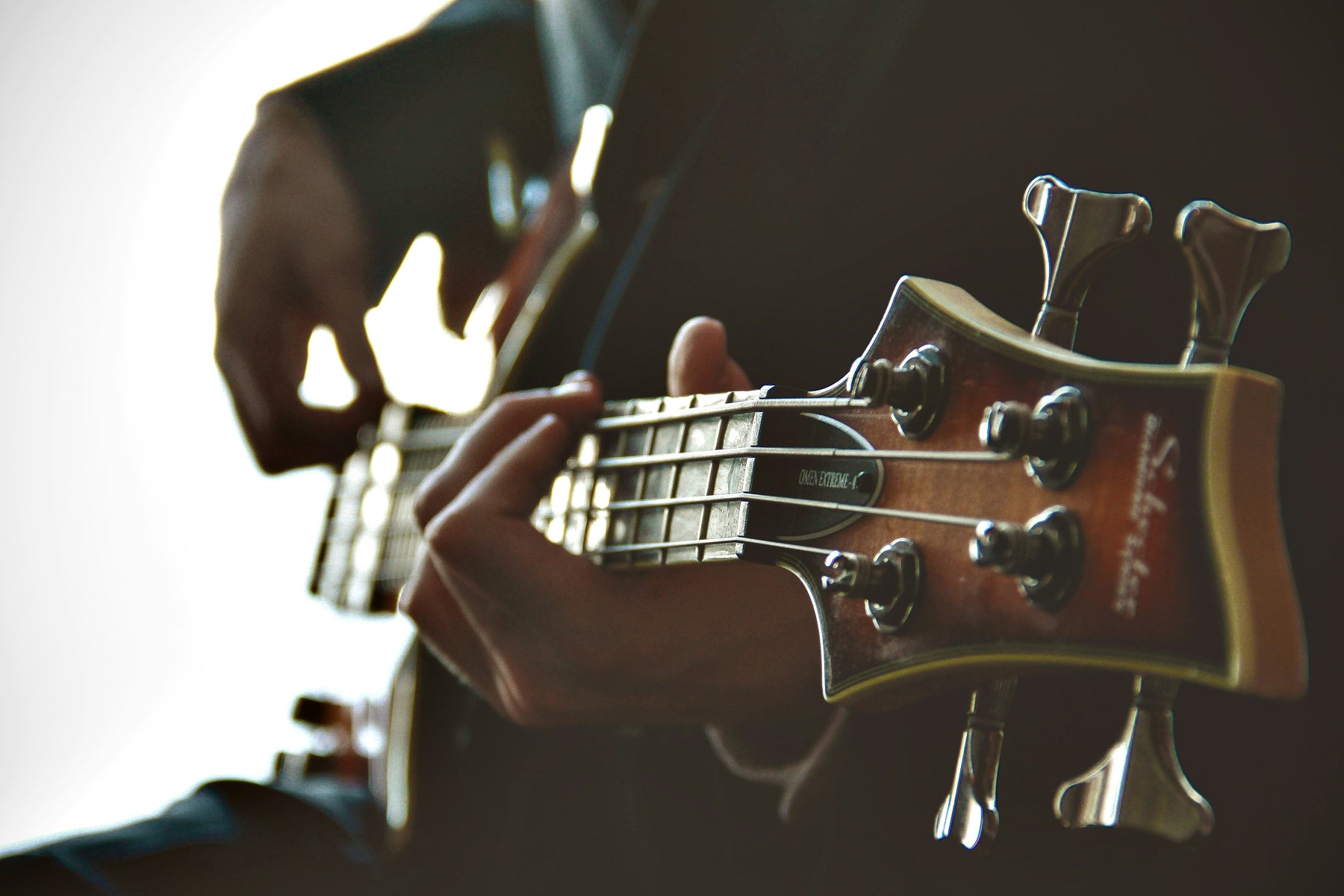 Is it hard to learn bass guitar: The difference between short-scale and long-scale bass guitars